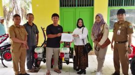 Dinas Pertanian Kabupaten Kotabaru bersama Anggota DPRD Kotabaru, H. Rosidah, menyalurkan bantuan alat dan mesin pertanian kepada kelompok tani. 