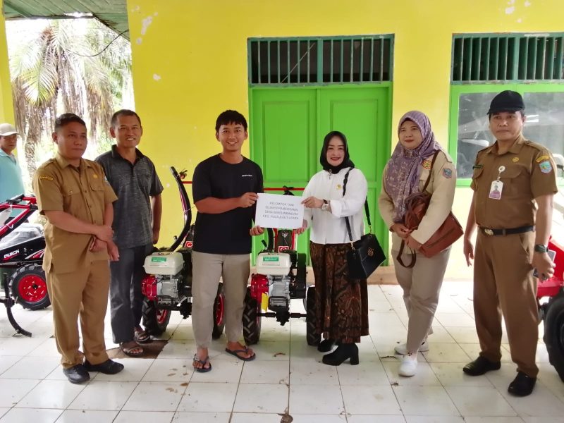 Dinas Pertanian Kabupaten Kotabaru bersama Anggota DPRD Kotabaru, H. Rosidah, menyalurkan bantuan alat dan mesin pertanian kepada kelompok tani. 