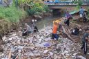 Warga kelurahan kotabaru tengah melakukan gotong royong bersihkan aliran sungai Patmaraga.