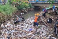 Warga kelurahan kotabaru tengah melakukan gotong royong bersihkan aliran sungai Patmaraga.