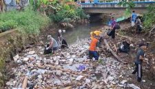 Warga kelurahan kotabaru tengah melakukan gotong royong bersihkan aliran sungai Patmaraga.