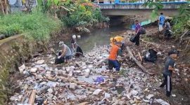 Warga kelurahan kotabaru tengah melakukan gotong royong bersihkan aliran sungai Patmaraga.