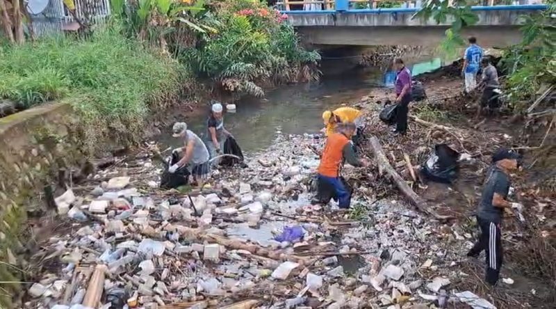 Warga kelurahan kotabaru tengah melakukan gotong royong bersihkan aliran sungai Patmaraga.
