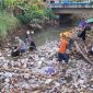 Warga kelurahan kotabaru tengah melakukan gotong royong bersihkan aliran sungai Patmaraga.