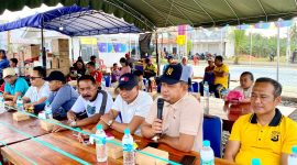 Anggota DPRD Tanah Bumbu, Makhruri Saat Berikan Sambutan di HUT ke 43 Desa Giri Mulya Kecamatan Kuranji, Saat Jalan Sehat digelar pada Minggu (25/1/26).