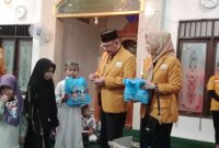 Ketua DPD Partai Hanura Provinsi kalimantan selatan H Sayed Jafar didampingi Istri dan Sekretaris DPD Hanura serta aktor Seniaor Roy Marten menyerah kan bingkisan dan santunan kepada Anak yatim dan dhuafa