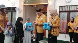 Ketua DPD Partai Hanura Provinsi kalimantan selatan H Sayed Jafar didampingi Istri dan Sekretaris DPD Hanura serta aktor Seniaor Roy Marten menyerah kan bingkisan dan santunan kepada Anak yatim dan dhuafa