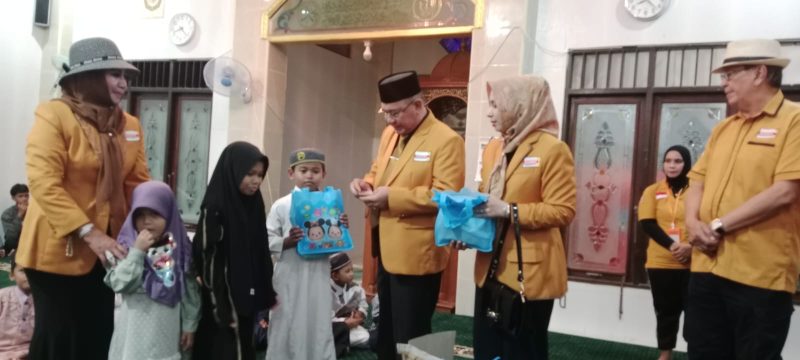 Ketua DPD Partai Hanura Provinsi kalimantan selatan H Sayed Jafar didampingi Istri dan Sekretaris DPD Hanura serta aktor Seniaor Roy Marten menyerah kan bingkisan dan santunan kepada Anak yatim dan dhuafa