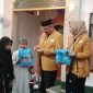 Ketua DPD Partai Hanura Provinsi kalimantan selatan H Sayed Jafar didampingi Istri dan Sekretaris DPD Hanura serta aktor Seniaor Roy Marten menyerah kan bingkisan dan santunan kepada Anak yatim dan dhuafa