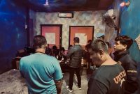 Kapolsek Simpang Empat Iptu Dedy Harianto, saat Berikan Arahan dan peringatan pada pengunjung Tempat Hiburan Malam di Kawasan Simpang Empat Kabupaten Tanah Bumbu, Selasa (17/2/26) malam.