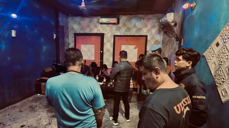 Kapolsek Simpang Empat Iptu Dedy Harianto, saat Berikan Arahan dan peringatan pada pengunjung Tempat Hiburan Malam di Kawasan Simpang Empat Kabupaten Tanah Bumbu, Selasa (17/2/26) malam.