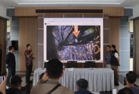 Kasat Reskrim Polres Tanah Bumbu AKP Muhammad Taufan SIK memperlihatkan gambar Lokasi Pembunuhan di Jalan Pelabuhan SBT Desa Gunung Besar Kecamatan Simpang Empat Tanah Bumbu