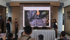 Kasat Reskrim Polres Tanah Bumbu AKP Muhammad Taufan SIK memperlihatkan gambar Lokasi Pembunuhan di Jalan Pelabuhan SBT Desa Gunung Besar Kecamatan Simpang Empat Tanah Bumbu