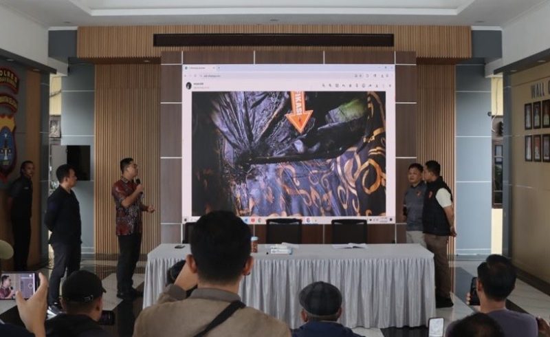 Kasat Reskrim Polres Tanah Bumbu AKP Muhammad Taufan SIK memperlihatkan gambar Lokasi Pembunuhan di Jalan Pelabuhan SBT Desa Gunung Besar Kecamatan Simpang Empat Tanah Bumbu