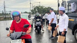 Jajaran Sat Intelkam Polres Tanah Bumbu Bersama Mahasiswa STIKES Darul Azhar Bagikan Takjil Kepada Pengendara