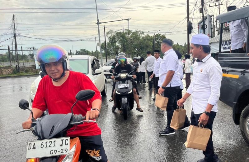 Jajaran Sat Intelkam Polres Tanah Bumbu Bersama Mahasiswa STIKES Darul Azhar Bagikan Takjil Kepada Pengendara