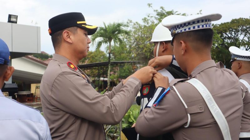 Waka Polres Tanah Bumbu Kompol Apriansya Sinatra SIK menyematkan Pita Operasi Keselamatan Intan 2026
