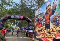 Ketika Peserta Fun Bike 2026  PT Borneo Indobara Mencapai Garis Finish di Pantai Angsana Kabupaten Tanah Bumbu, Minggu (1/2/26).