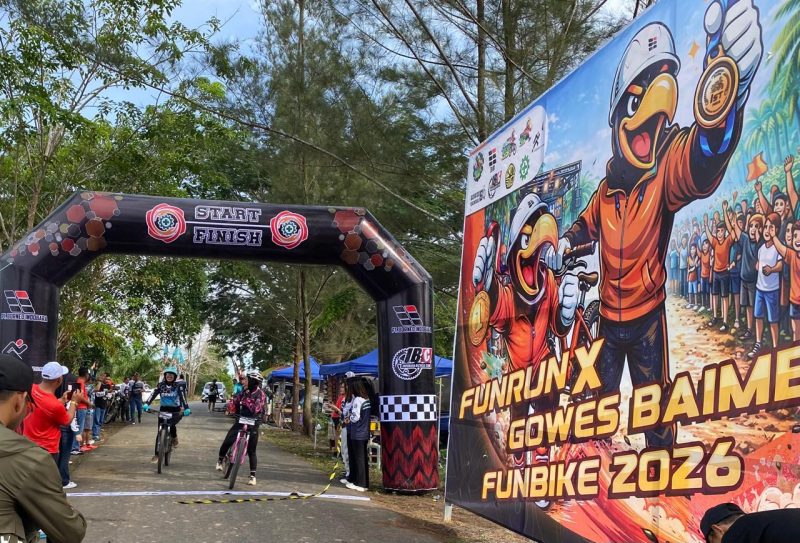 Ketika Peserta Fun Bike 2026  PT Borneo Indobara Mencapai Garis Finish di Pantai Angsana Kabupaten Tanah Bumbu, Minggu (1/2/26).