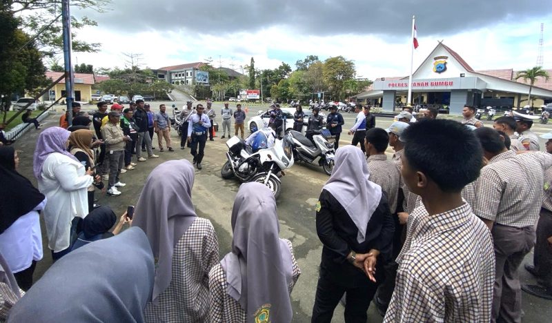 Anggota Ditlantas Polda Kalsel Saat Sosialisasikan Safety Riding kepada Pelajar, Komunitas Ojok Online, Dinas Perhubungan di Polres Tanah Bumbu, Selasa (3/2/26).