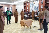 Bupati Kotabaru, Muhammad Rusli saat lantik Kepala Dinas Pendidikan dan Sekretaris PMD Kabupaten Kotabaru