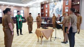 Bupati Kotabaru, Muhammad Rusli saat lantik Kepala Dinas Pendidikan dan Sekretaris PMD Kabupaten Kotabaru