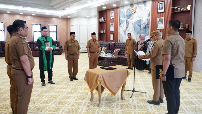 Bupati Kotabaru, Muhammad Rusli saat lantik Kepala Dinas Pendidikan dan Sekretaris PMD Kabupaten Kotabaru