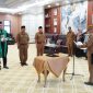 Bupati Kotabaru, Muhammad Rusli saat lantik Kepala Dinas Pendidikan dan Sekretaris PMD Kabupaten Kotabaru