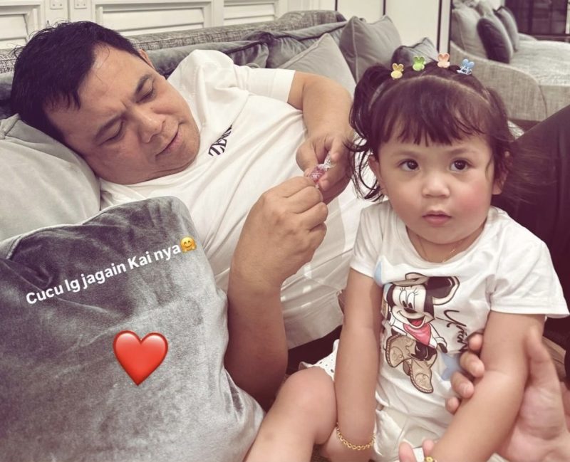 H Isam bersama cucunya