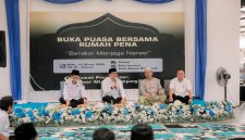 Bupati Tanah Bumbu Andi Rudi Latif saat Diskusi bersama Media dan Komunitas Media Sosial di Ruang Terbuka Rumah Pena BerAksi