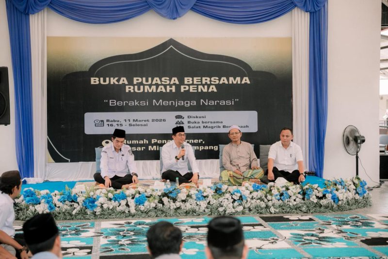 Bupati Tanah Bumbu Andi Rudi Latif saat Diskusi bersama Media dan Komunitas Media Sosial di Ruang Terbuka Rumah Pena BerAksi