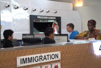 Petugas Imigrasi Indonesia Saat Layani Warga Negara Asing di Bandara Internasional Jakarta