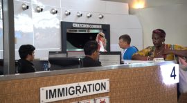 Petugas Imigrasi Indonesia Saat Layani Warga Negara Asing di Bandara Internasional Jakarta