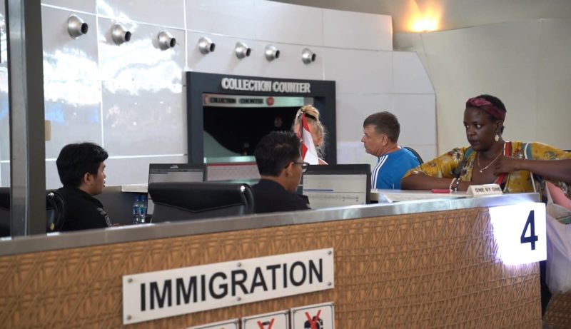 Petugas Imigrasi Indonesia Saat Layani Warga Negara Asing di Bandara Internasional Jakarta