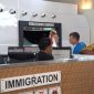 Petugas Imigrasi Indonesia Saat Layani Warga Negara Asing di Bandara Internasional Jakarta