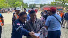 Petugas Arahkan Pendaftar Mudik Gratis di Pelabuhan Batulicin yang difasilitasi Pemerintah Pusat dengan Operator PT Dharma Lautan Utama Cabang Batulicin, Selasa (10/3/26).