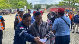 Petugas Arahkan Pendaftar Mudik Gratis di Pelabuhan Batulicin yang difasilitasi Pemerintah Pusat dengan Operator PT Dharma Lautan Utama Cabang Batulicin, Selasa (10/3/26).