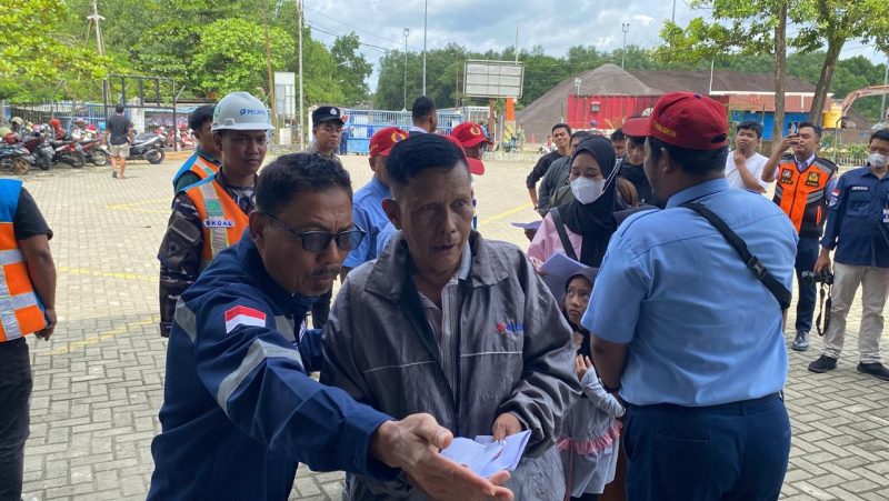 Petugas Arahkan Pendaftar Mudik Gratis di Pelabuhan Batulicin yang difasilitasi Pemerintah Pusat dengan Operator PT Dharma Lautan Utama Cabang Batulicin, Selasa (10/3/26).