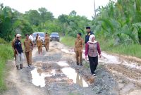 Ketua DPRD Kabupaten Kotabaru, Hj Suwanti bersama Wakil Ketua II DPRD, Chairil Anwar, tinjau langsung kondisi jalan rusak di Desa Labuan Mas.