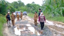 Ketua DPRD Kabupaten Kotabaru, Hj Suwanti bersama Wakil Ketua II DPRD, Chairil Anwar, tinjau langsung kondisi jalan rusak di Desa Labuan Mas.