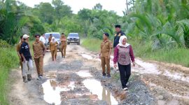 Ketua DPRD Kabupaten Kotabaru, Hj Suwanti bersama Wakil Ketua II DPRD, Chairil Anwar, tinjau langsung kondisi jalan rusak di Desa Labuan Mas.