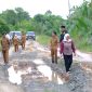 Ketua DPRD Kabupaten Kotabaru, Hj Suwanti bersama Wakil Ketua II DPRD, Chairil Anwar, tinjau langsung kondisi jalan rusak di Desa Labuan Mas.