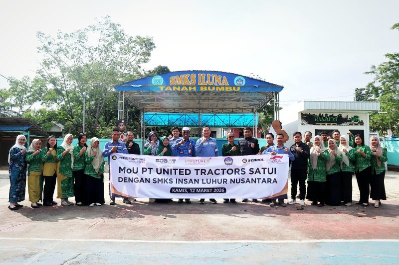 Foto Bersama Usai Penandatangan kerjasama antara PT United Tractors Tbk (UT) dengan SMK Insan Luhur Nusantara (ILUNA) Angsana Kabupaten Tanah Bumbu