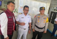 Nahkoda Kapal Perlihatkan Hasil Tes Urinenya didampingi Kabag Ops Polres Tanah Bumbu, AKP H Tony Haryono didampingi Kasat Narkoba, AKP Anang Setiawan