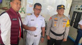 Nahkoda Kapal Perlihatkan Hasil Tes Urinenya didampingi Kabag Ops Polres Tanah Bumbu, AKP H Tony Haryono didampingi Kasat Narkoba, AKP Anang Setiawan