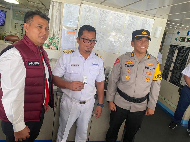 Nahkoda Kapal Perlihatkan Hasil Tes Urinenya didampingi Kabag Ops Polres Tanah Bumbu, AKP H Tony Haryono didampingi Kasat Narkoba, AKP Anang Setiawan