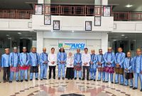 Foto Bersama Sekretaris Daerah Tanah Bumbu, Yulian Herawati bersama Lembaga Ade Ogie Usai Gelar Rapat Koordinasi Pelaksanaan Pesta Adat Mappanre Ritasie, Rabu (4/2/26).