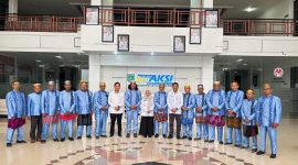 Foto Bersama Sekretaris Daerah Tanah Bumbu, Yulian Herawati bersama Lembaga Ade Ogie Usai Gelar Rapat Koordinasi Pelaksanaan Pesta Adat Mappanre Ritasie, Rabu (4/2/26).