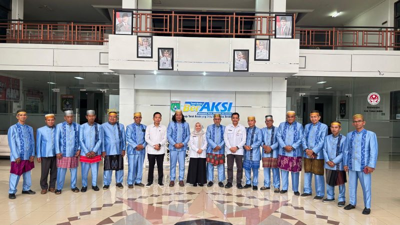 Foto Bersama Sekretaris Daerah Tanah Bumbu, Yulian Herawati bersama Lembaga Ade Ogie Usai Gelar Rapat Koordinasi Pelaksanaan Pesta Adat Mappanre Ritasie, Rabu (4/2/26).