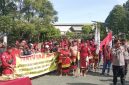 Aksi Damai Tariu Borneo Bangkule Rajakng (TBBR) Kabupaten Kotabaru menyampaikan aspirasi kepada pihak perusahaan PT Tapian Nadenggan, Senin (9/3/2026).